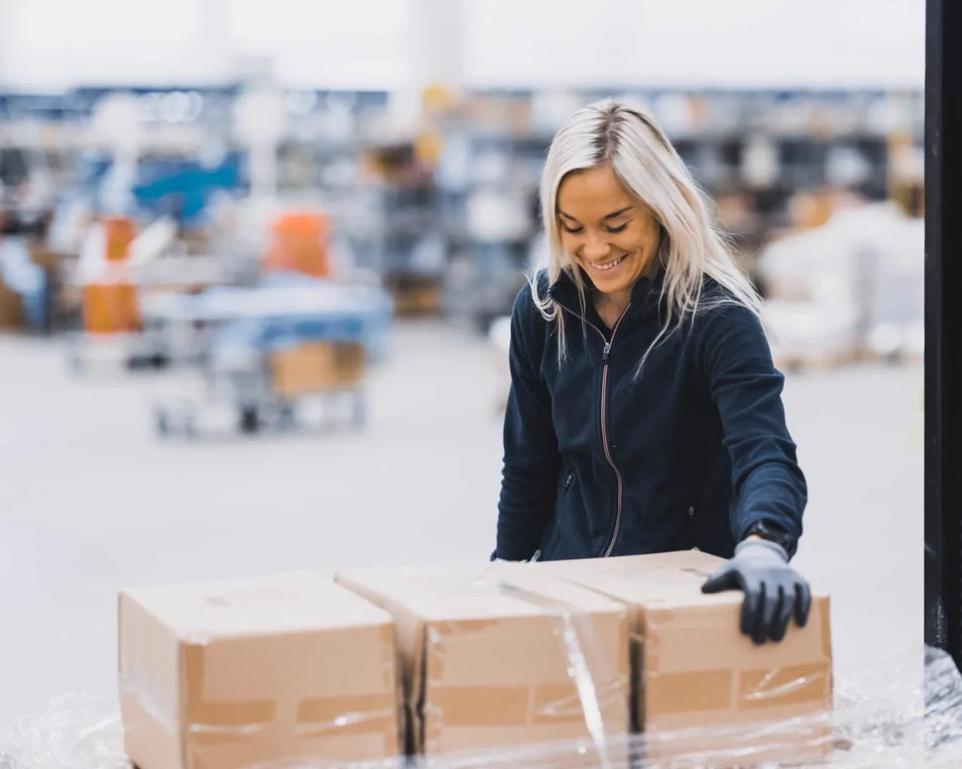 Förlagssystem team member preparing shipments